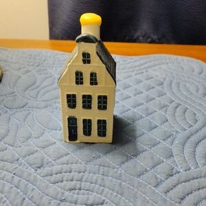 KLM Ceramic House Bottle with Yellow Cap BOLS Delft House Number 51